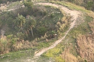 Sequestro helicóptero: imagem mostra dupla saindo da aeronave em comunidade de Niterói