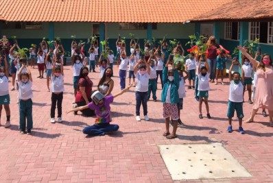 Alunos do Col&eacute;gio Menaldo recebem mudas de plantas de diversas esp&eacute;cies - Divulga&ccedil;&atilde;o 