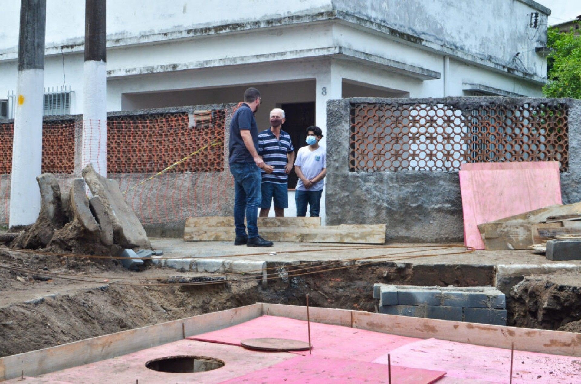 O prefeito Renato Cozzolino vistou nesta quinta-feira (22), as ruas que estão recebendo nova rede de drenagem, desassoreadas e pavimentadas. - Divulgação.