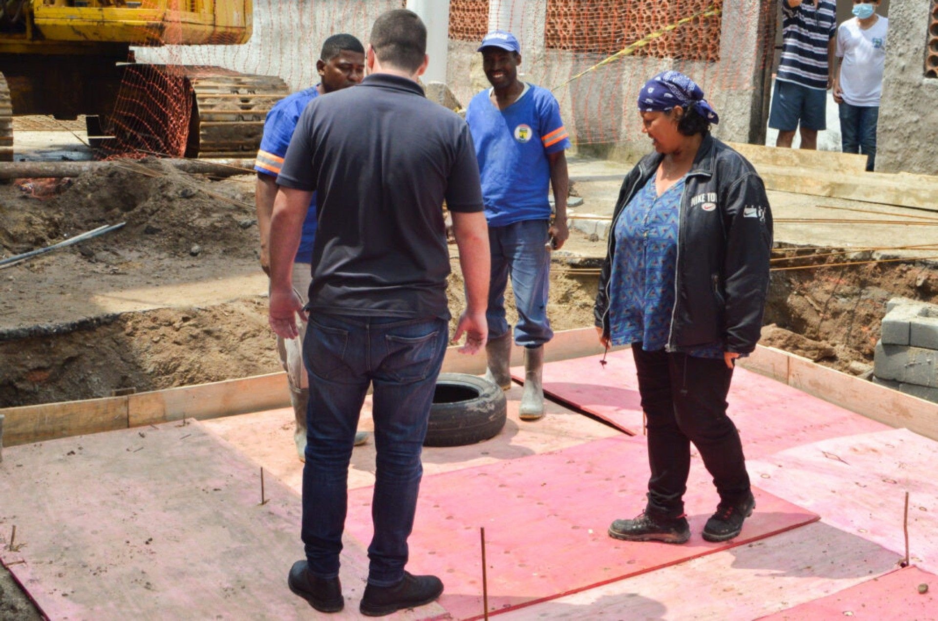 O prefeito Renato Cozzolino vistou nesta quinta-feira (22), as ruas que est&atilde;o recebendo nova rede de drenagem, desassoreadas e pavimentadas. - Divulga&ccedil;&atilde;o.