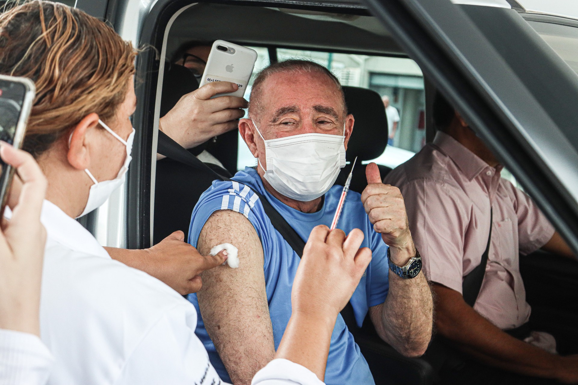 Renato Aragão toma a terceira dose da vacina contra a covid-19 no Parque Olímpico, na Zona Oeste do Rio, na manhã desta quinta-feira - Ag. News