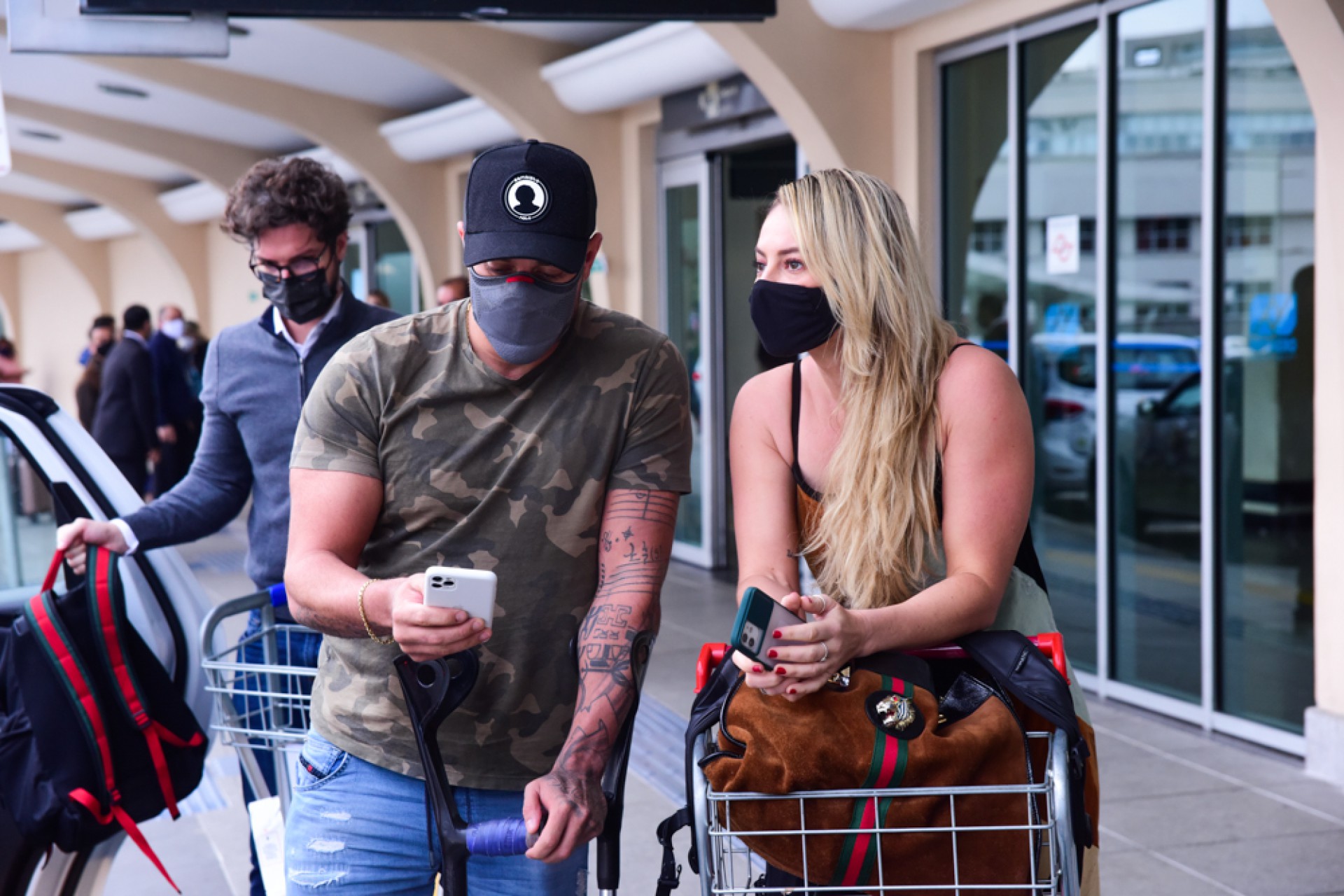 Diogo Nogueira e Paolla Oliveira desembarcam no aeroporto de Congonhas, em São Paulo, nesta quarta-feira - Leo Franco / Ag. News