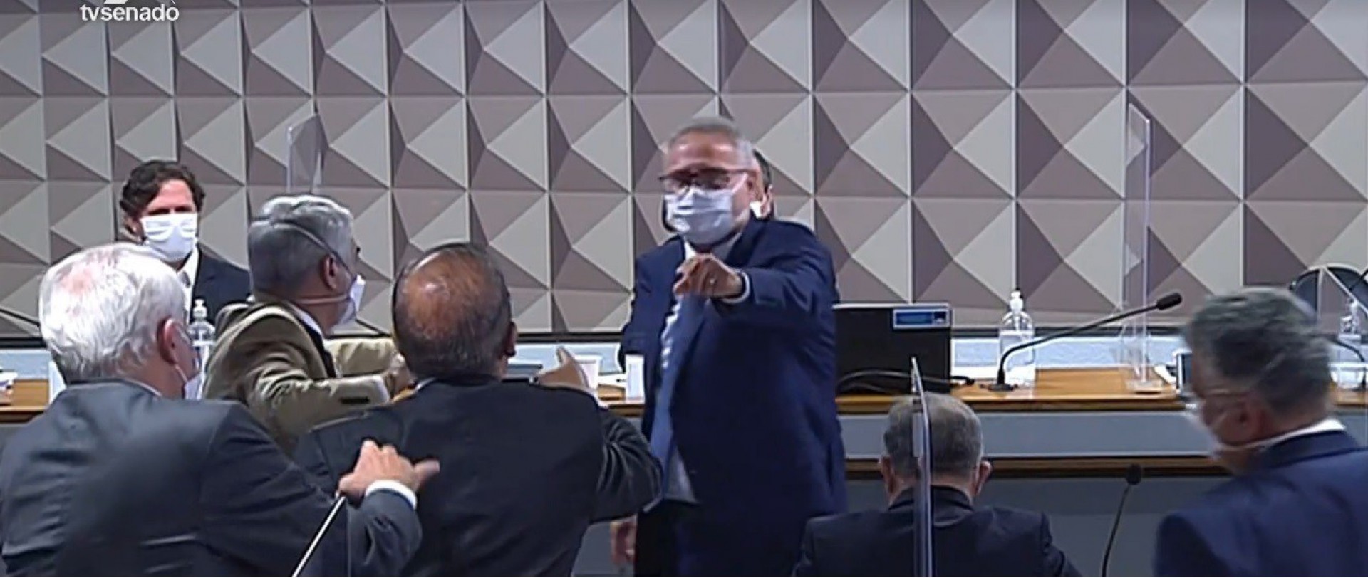 CPI da Covid: senadores batem boca e trocam acusações: ‘Vagabundo’, ‘ladrão’ e ‘picareta’