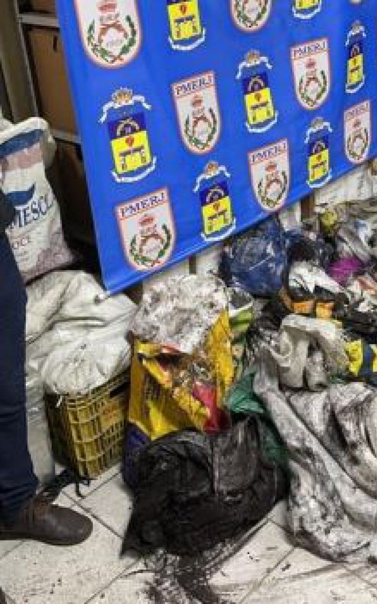 Pol&iacute;cia Civil recupera 1 tonelada de material furtado em ferro-velho de S&atilde;o Jo&atilde;o de Meriti
