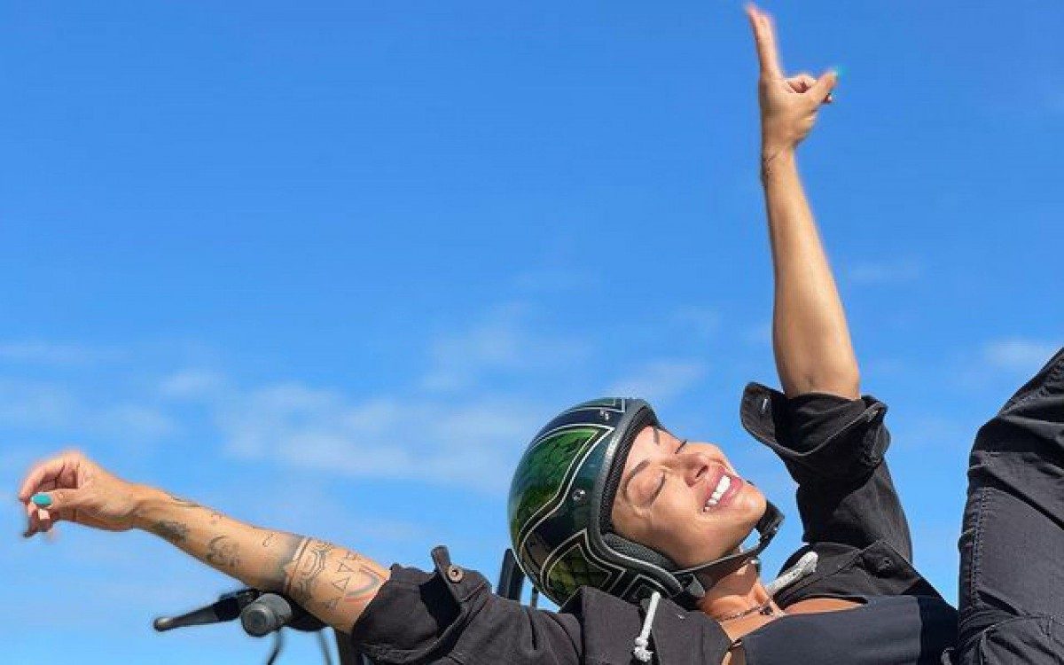 Aline Riscado impressiona seguidores com flexibilidade ao posar com moto