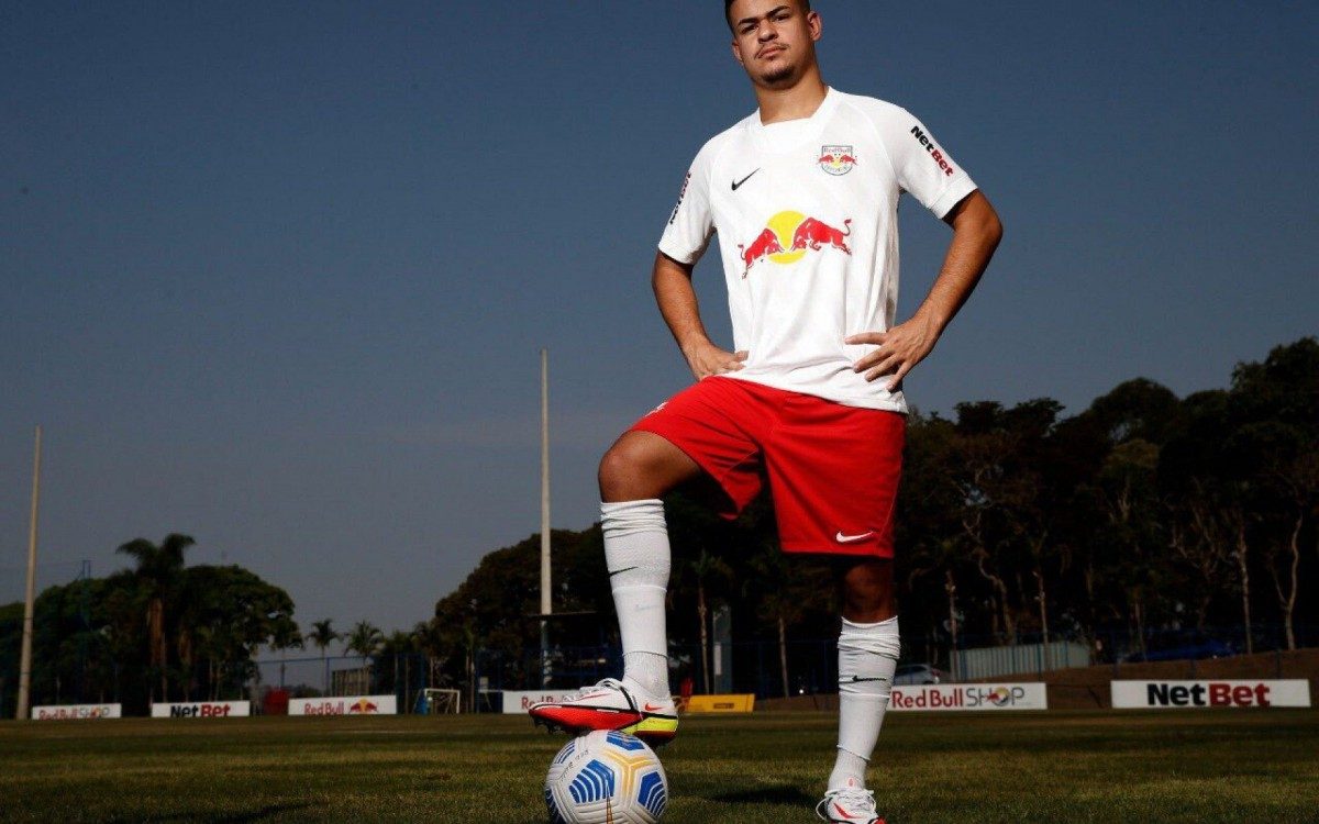 Meia Miguel &eacute; o novo refor&ccedil;o do RB Bragantino