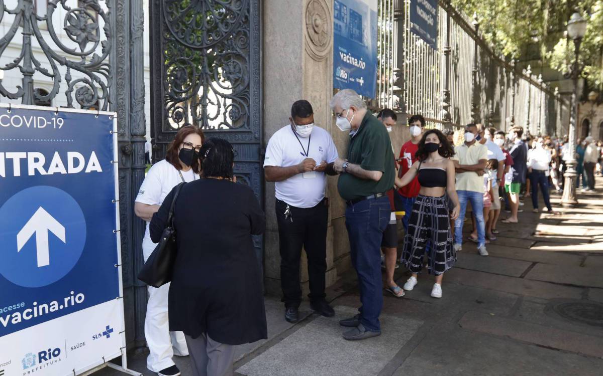Saude - Prefeitura do Rio de Janeiro vacina adolescentes de 12 e 13  anos. Na foto, ponto de vacina&ccedil;ao no Palacio do Catete, no Catete, zona sul do Rio.