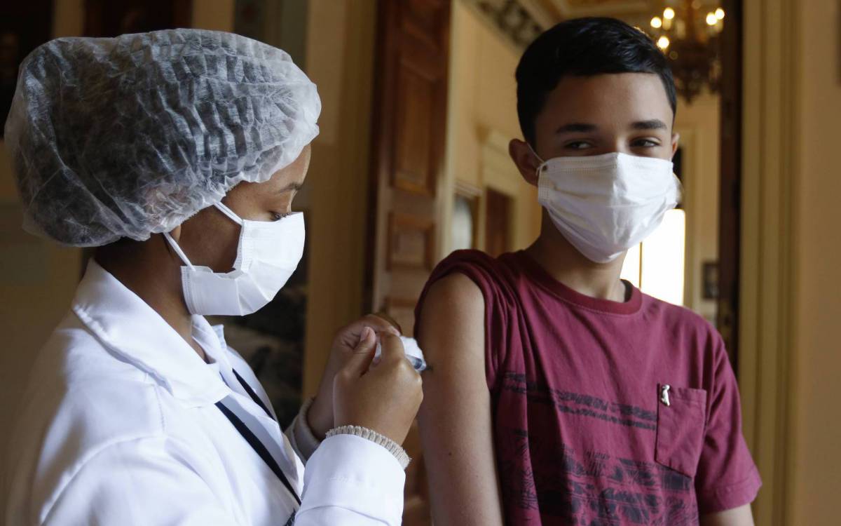 Saude - Prefeitura do Rio de Janeiro vacina adolescentes de 12 e 13  anos. Na foto, Tales de 13 anos, no ponto de vacinaçao no Palacio do Catete, no Catete, zona sul do Rio. - Reginaldo Pimenta / Agencia O Dia