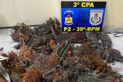 Dona de ferro-velho é presa por receptação de baterias de postes do Arco Metropolitano