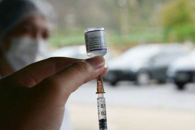 Rio tem 28 mil doses da AstraZeneca com validade até esta terça-feira