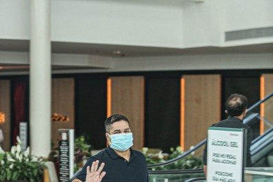 Pablo Oliveira passeia em shopping do Rio