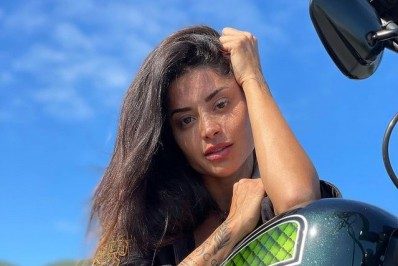 Fotos! Aline Riscado impressiona com flexibilidade ao posar com moto