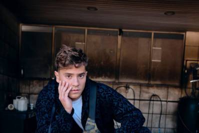 Ator brasileiro da série espanhola 'Elite' enche o cofrinho