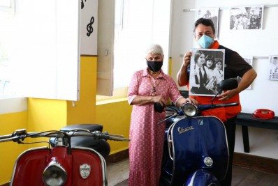 Atriz de Estúpido Cupido visita exposição em Itaboraí