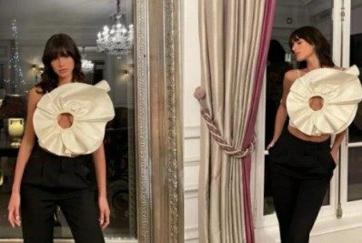 Bruna Marquezine escolhe vestido diferentão para jantar em Paris