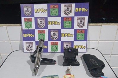 Homem é preso com armas, drogas, dinheiro e relógios dentro do carro