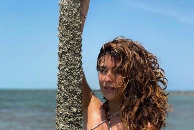 Fernanda Paes Leme posa de biquíni e arranca elogios da web: 'Linda'