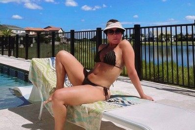 Que bronze! Zilu Godói mostra corpão em dia de sol na piscina