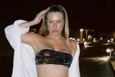 Sem calcinha? Cleo ousa no modelito para jantar nas Ilhas Maldivas