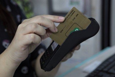 Mulheres se endividam mais para alimentar famílias e tendência é de piora, alerta estudo