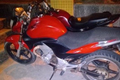 Homem é preso com motocicleta roubada em Araruama