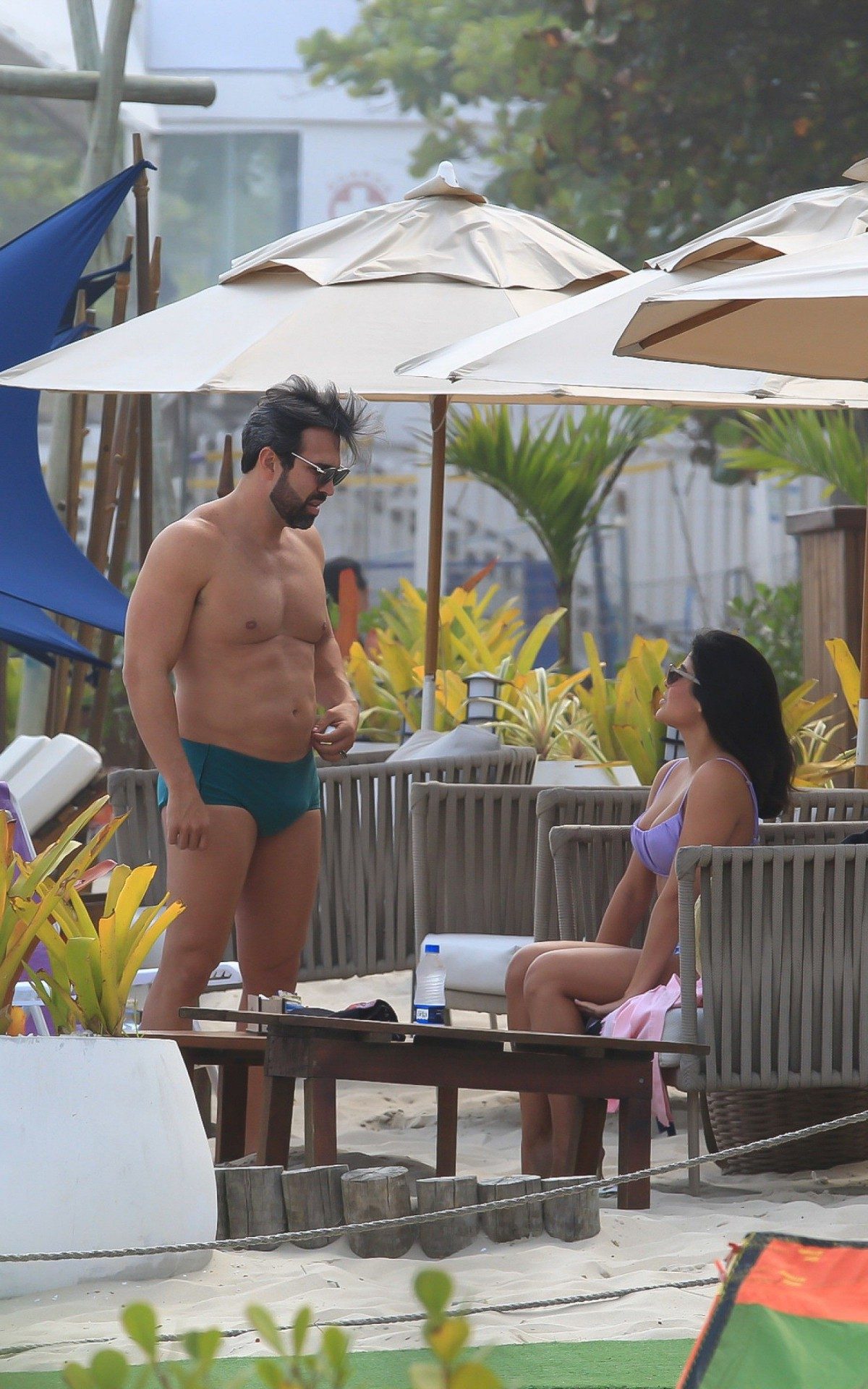 Ex-BBB Munik Nunes &eacute; clicada em praia com o empres&aacute;rio Daniel Cotrim