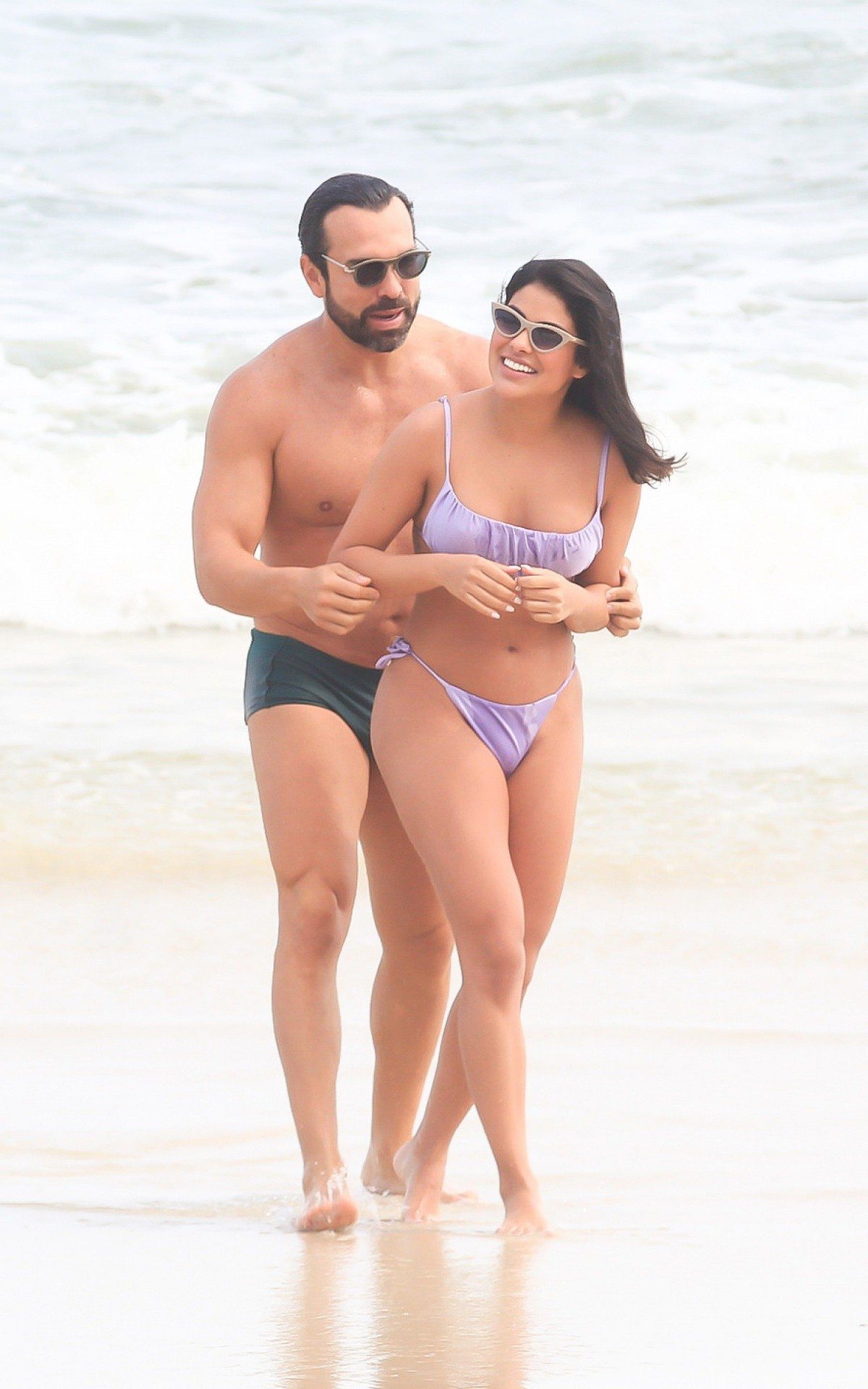 Ex-BBB Munik Nunes &eacute; clicada em praia com o empres&aacute;rio Daniel Cotrim