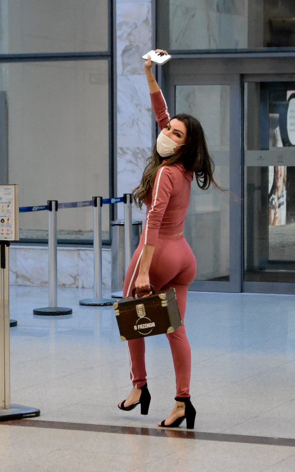 Acompanhada por seu assessor, Liziane Gutierrez desembarca no Aeroporto Santos Dumont, no Rio, na tarde deste s&aacute;bado