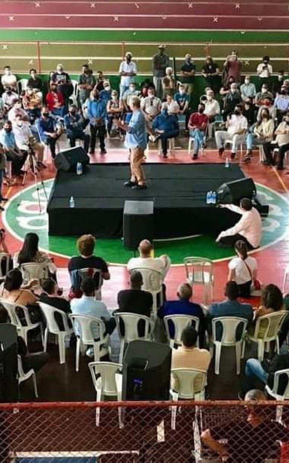 Cerca de 300 pessoas participaram 