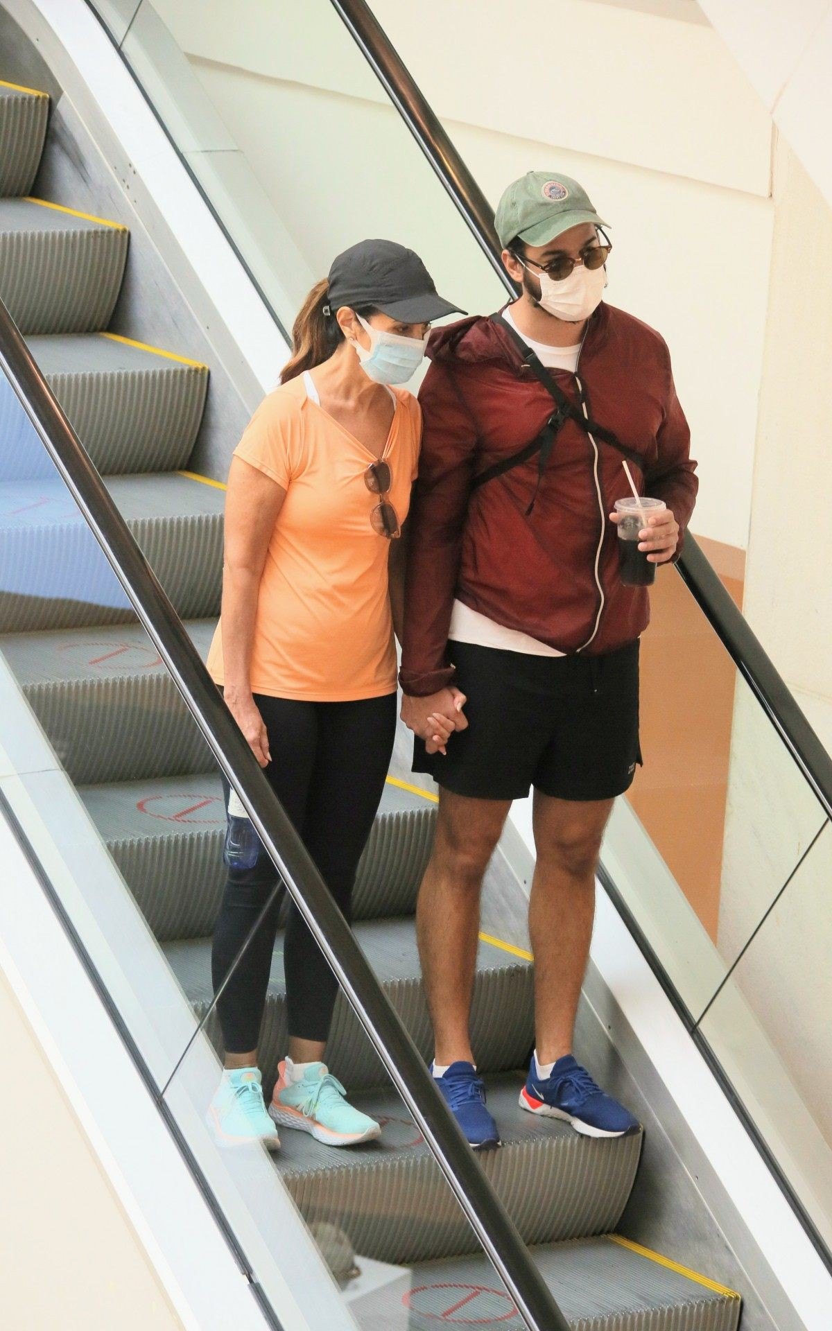F&aacute;tima Bernardes e T&uacute;lio Gad&ecirc;lha passeiam em shopping do Rio