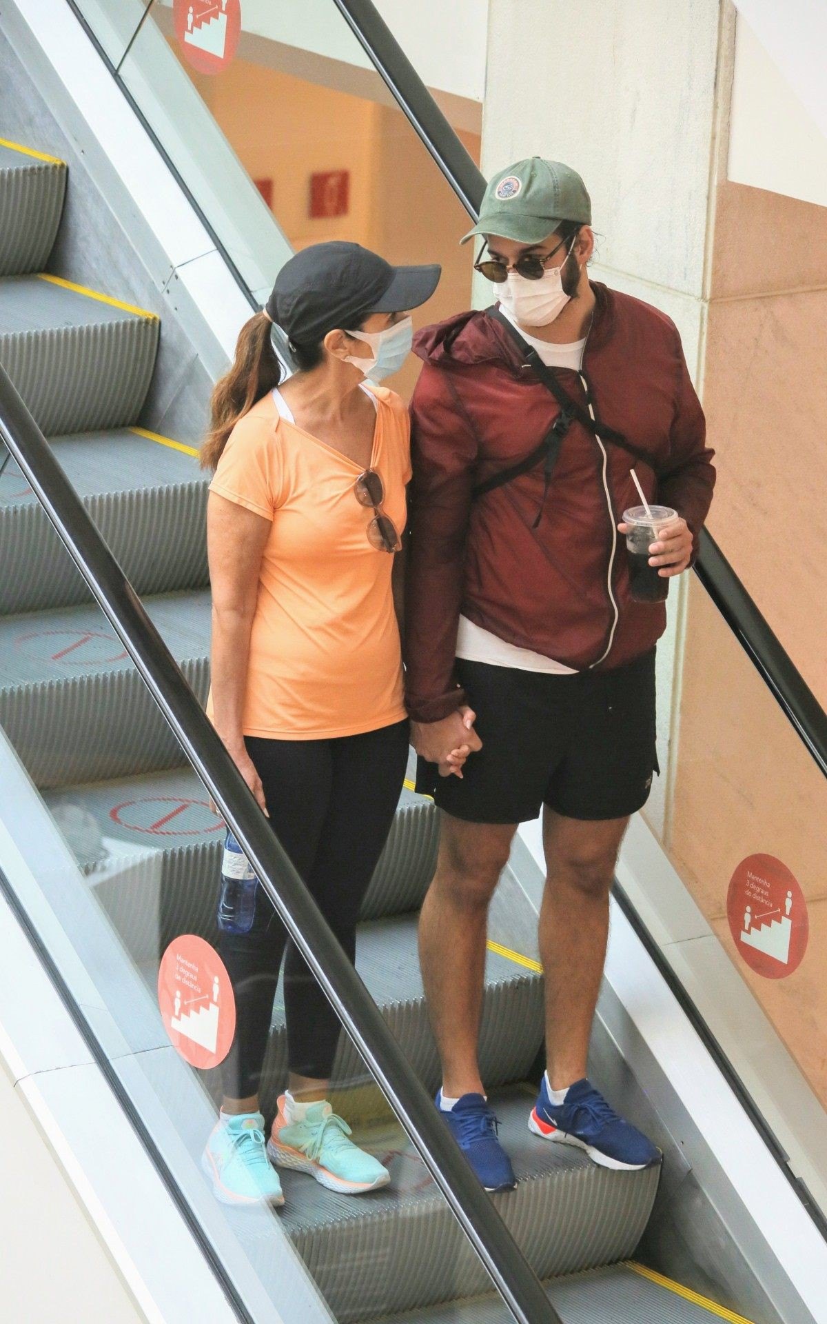 F&aacute;tima Bernardes e T&uacute;lio Gad&ecirc;lha passeiam em shopping do Rio