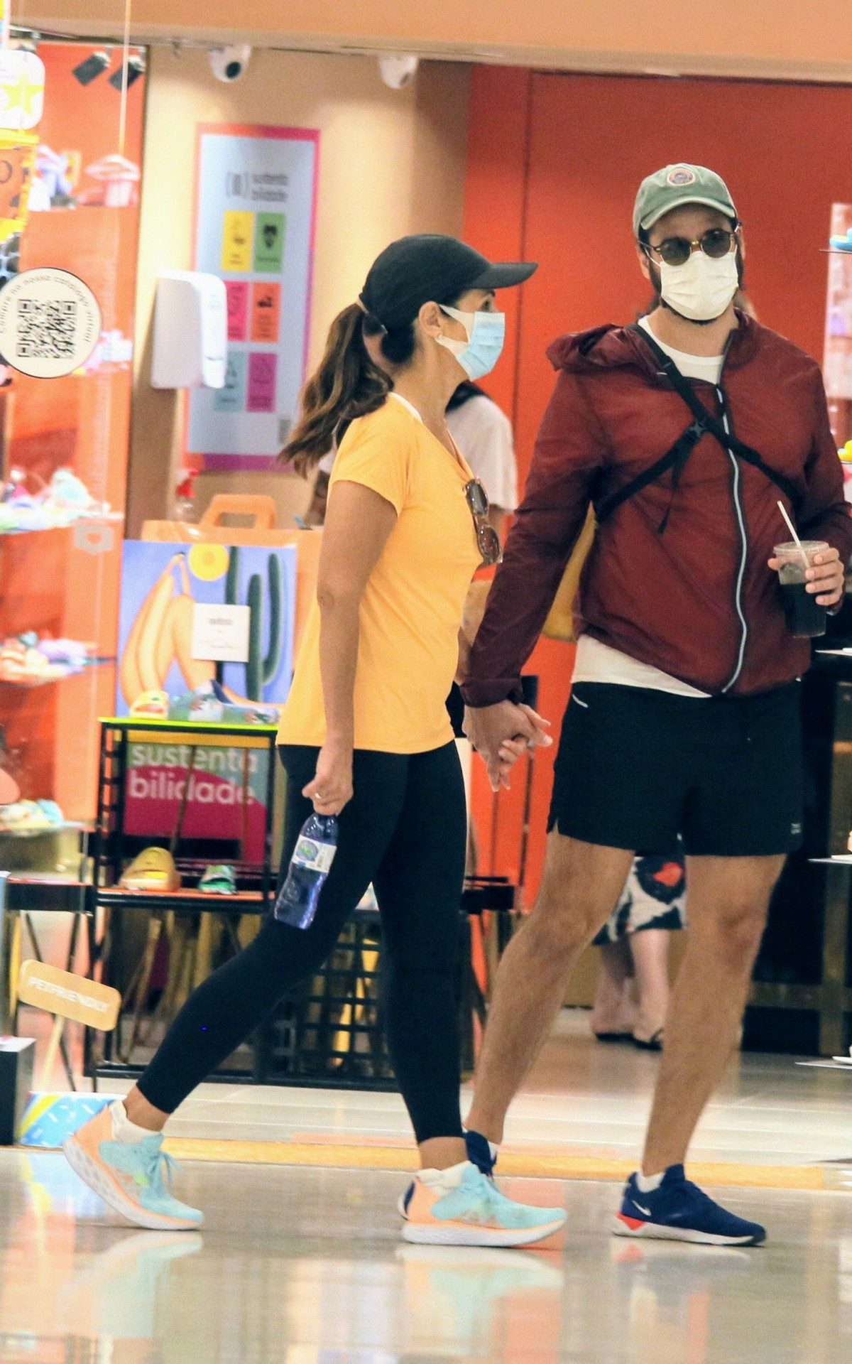 F&aacute;tima Bernardes e T&uacute;lio Gad&ecirc;lha passeiam em shopping do Rio