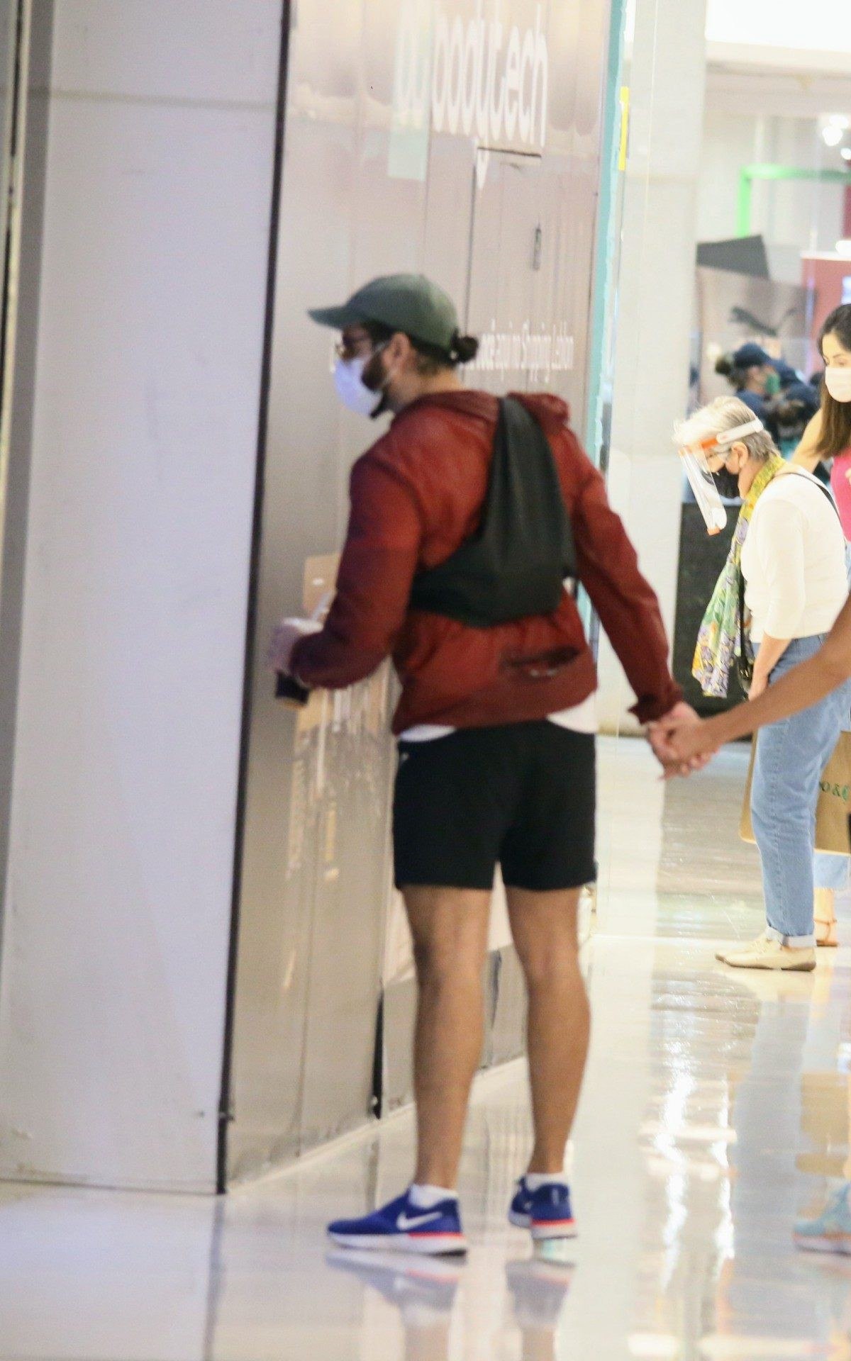 F&aacute;tima Bernardes e T&uacute;lio Gad&ecirc;lha passeiam em shopping do Rio