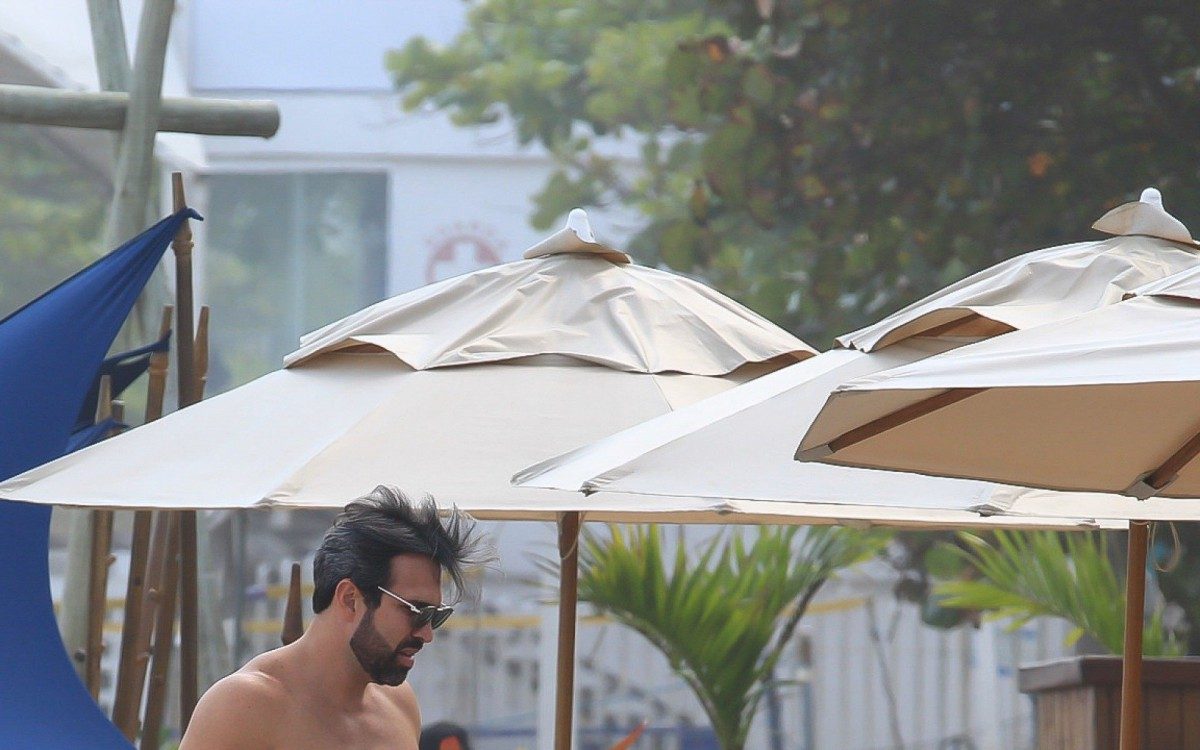 Ex-BBB Munik Nunes é clicada em praia com o empresário Daniel Cotrim