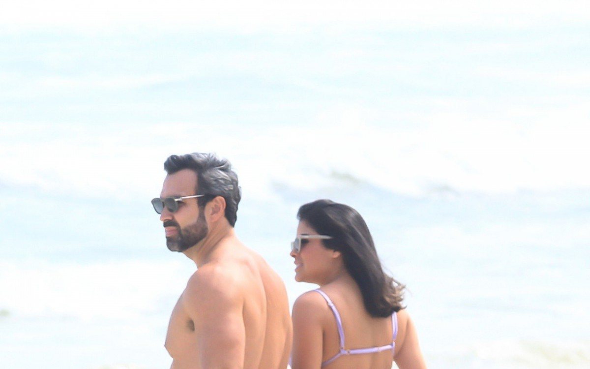 Ex-BBB Munik Nunes é clicada em praia com o empresário Daniel Cotrim