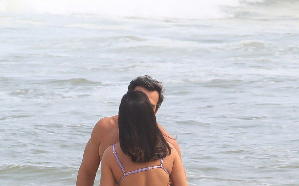 Ex-BBB Munik Nunes é clicada em praia com o empresário Daniel Cotrim