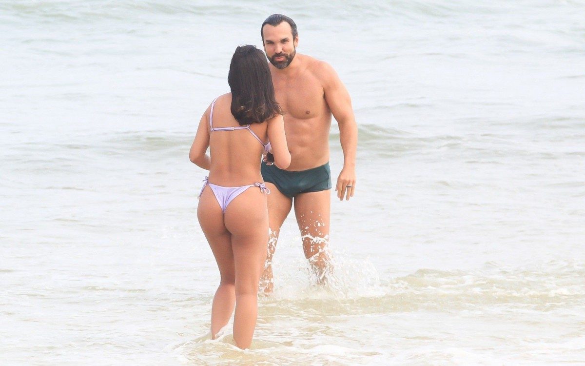 Ex-BBB Munik Nunes é clicada em praia com o empresário Daniel Cotrim