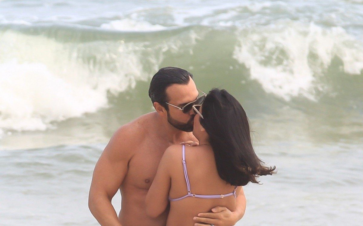 Ex-BBB Munik Nunes é clicada em praia com o empresário Daniel Cotrim