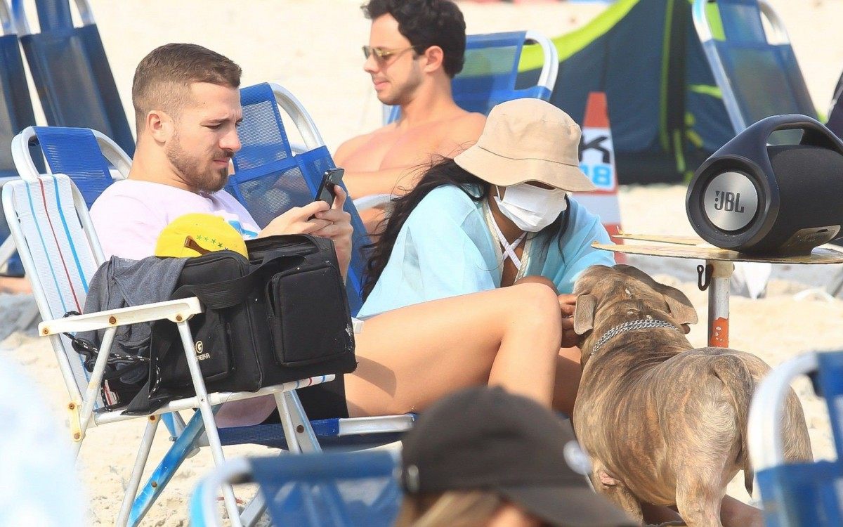 Rebeca Andrade &eacute; vista com affair bonit&atilde;o em praia