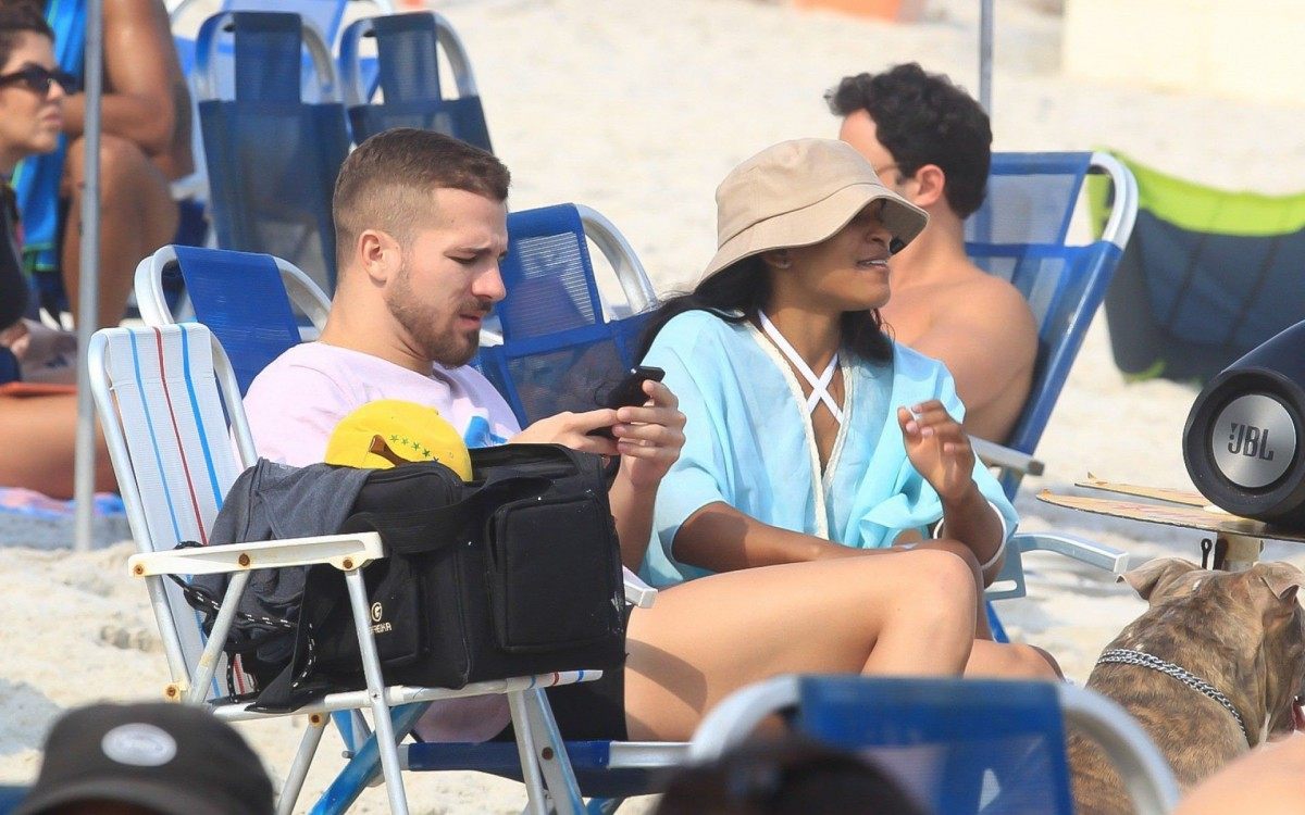 Rebeca Andrade &eacute; vista com affair bonit&atilde;o em praia