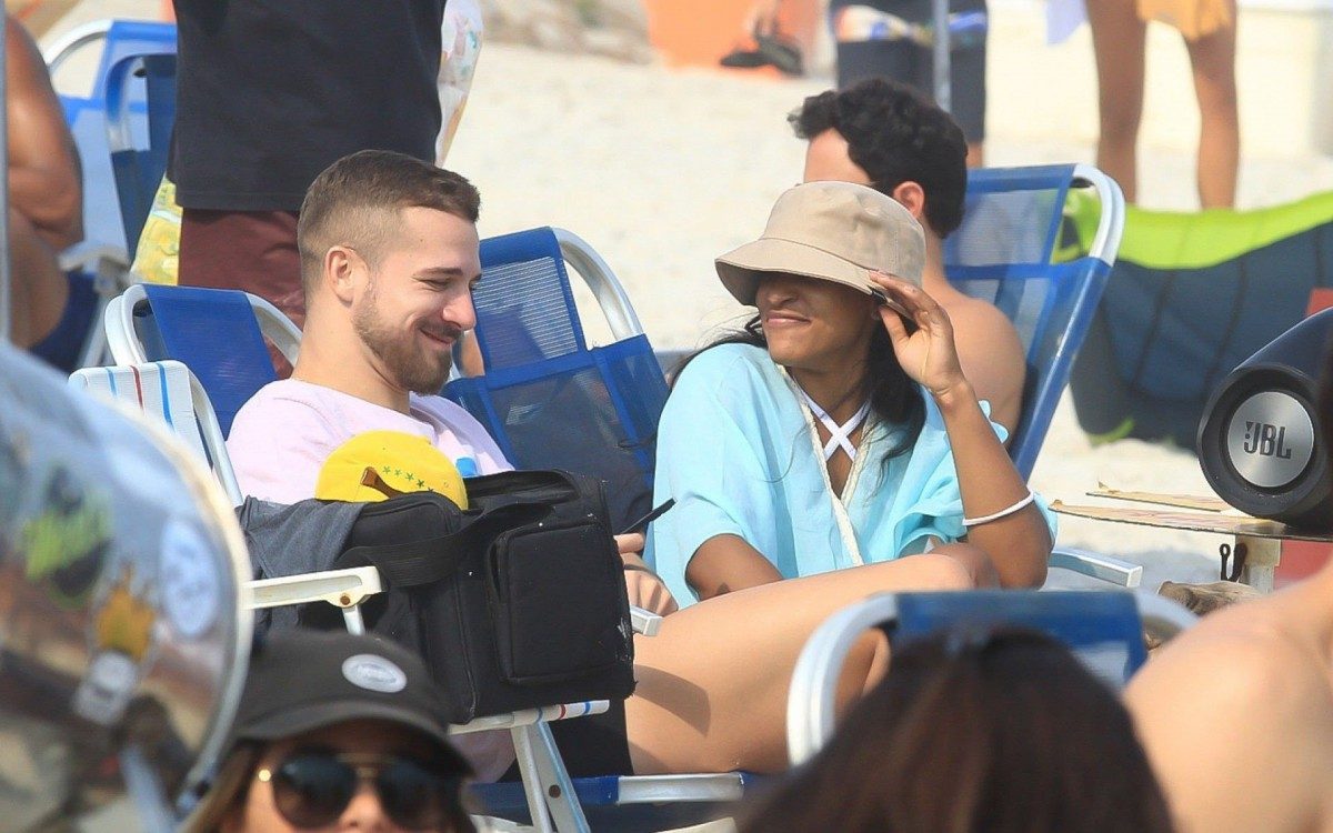 Rebeca Andrade &eacute; vista com affair bonit&atilde;o em praia