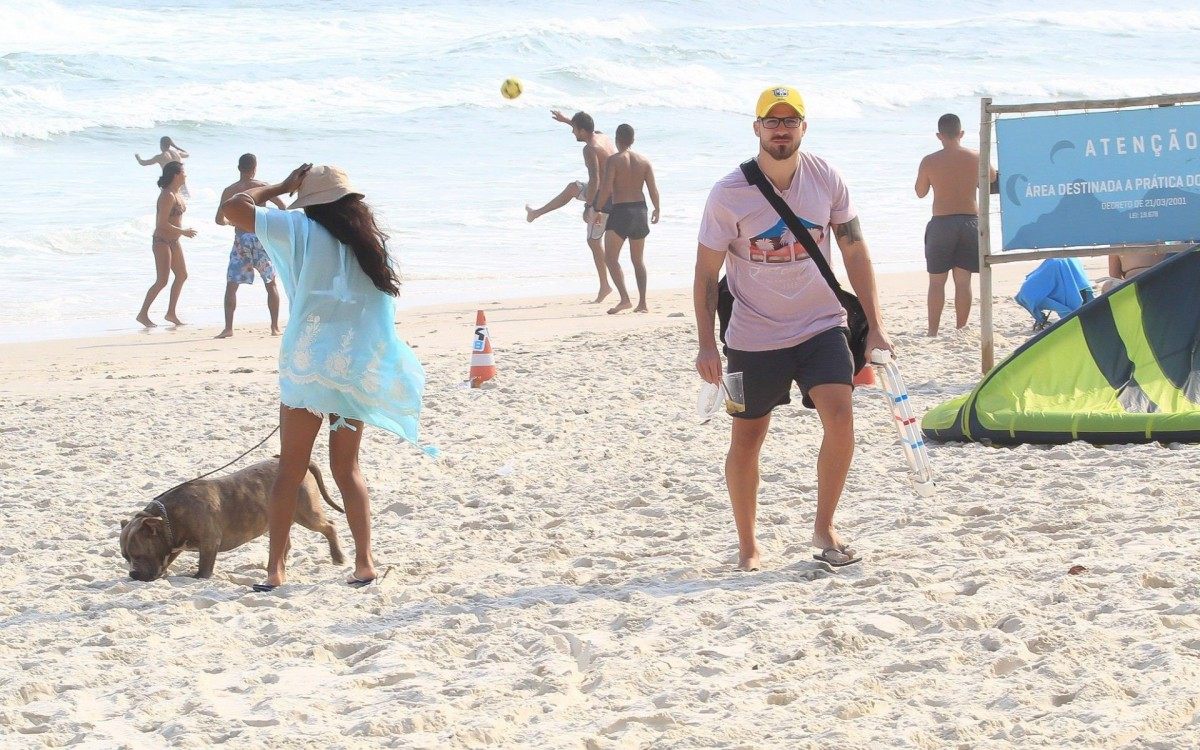 Rebeca Andrade &eacute; vista com affair bonit&atilde;o em praia