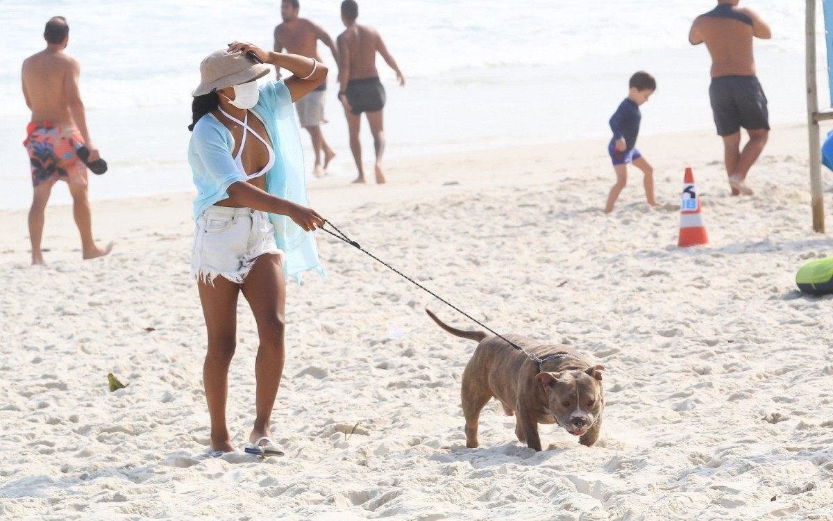 Rebeca Andrade &eacute; vista com affair bonit&atilde;o em praia