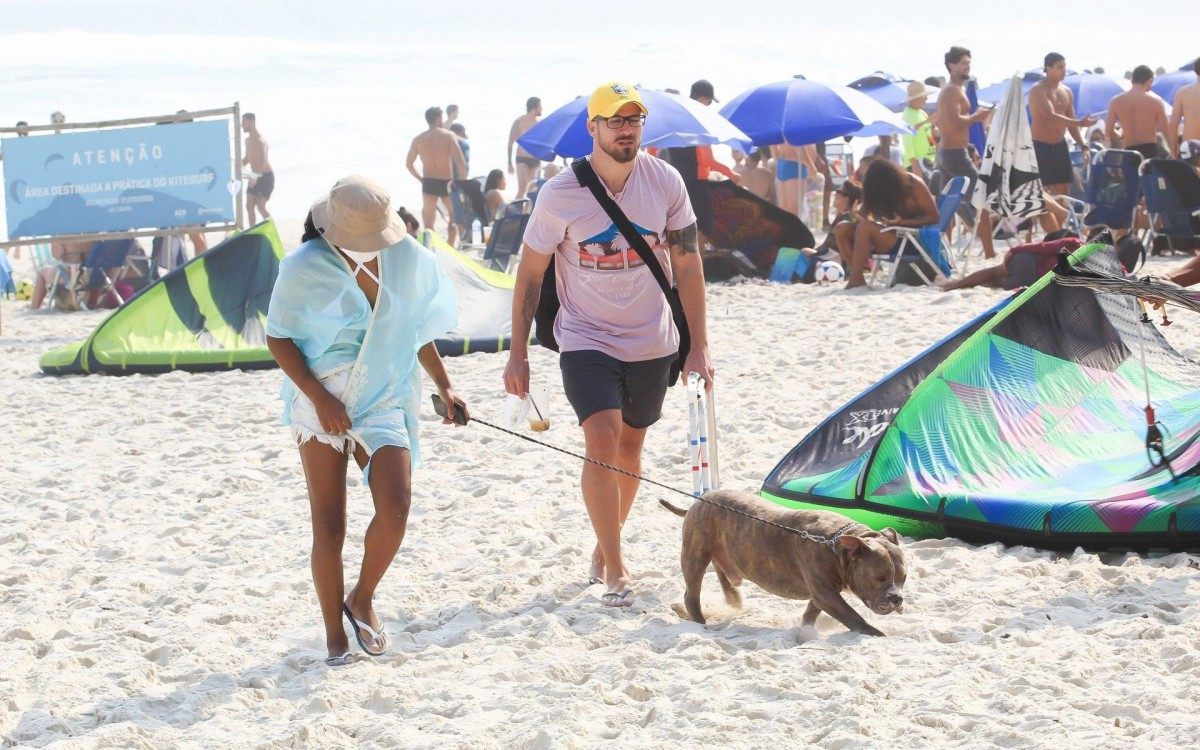 Rebeca Andrade &eacute; vista com affair bonit&atilde;o em praia