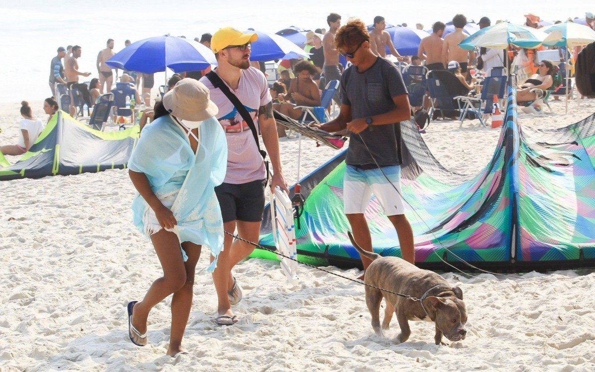 Rebeca Andrade &eacute; vista com affair bonit&atilde;o em praia