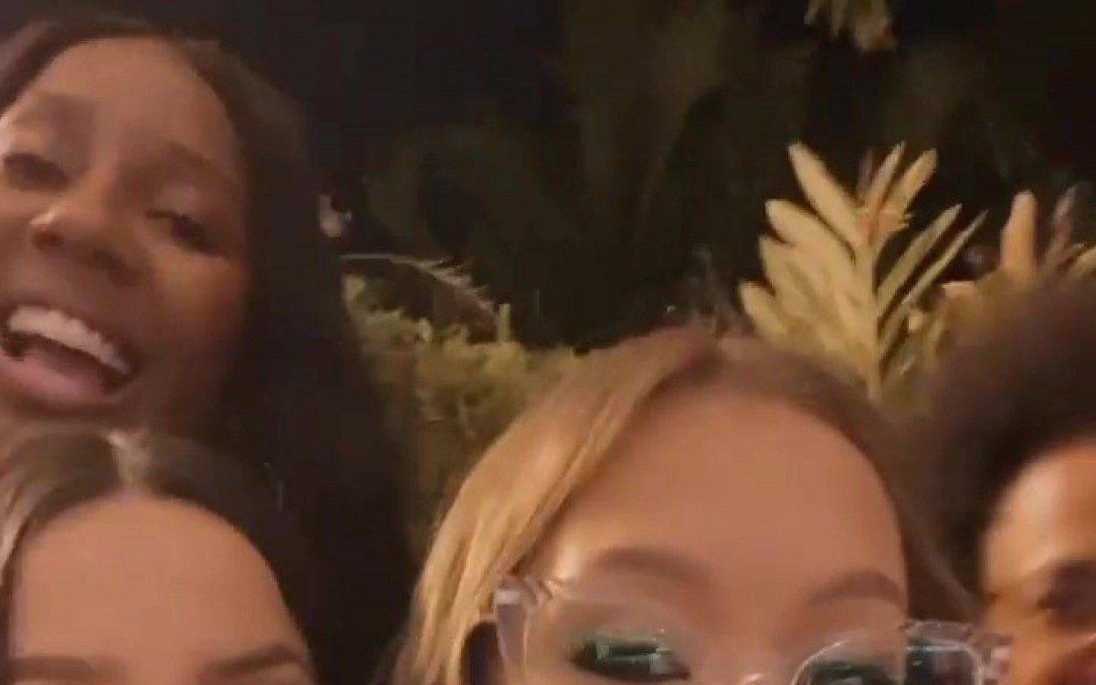 Carla Diaz recebe Juliette, Camilla de Lucas, Jo&atilde;o Luiz e Pocah em sua casa