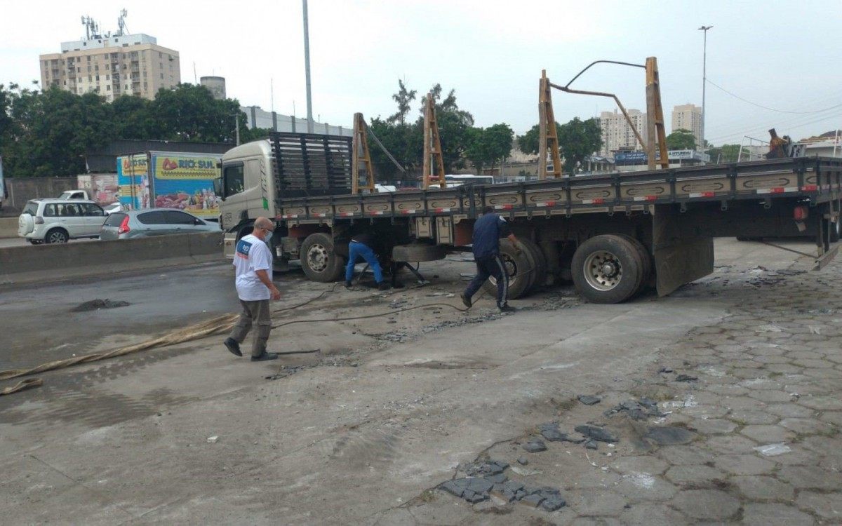 Carreta tomba na Avenida Brasil e provoca engarrafamento na altura de Parada de Lucas