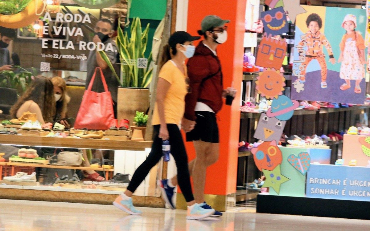 F&aacute;tima Bernardes e T&uacute;lio Gad&ecirc;lha passeiam em shopping do Rio