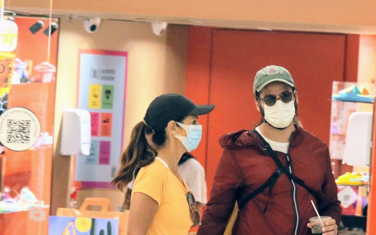 F&aacute;tima Bernardes e T&uacute;lio Gad&ecirc;lha passeiam em shopping do Rio