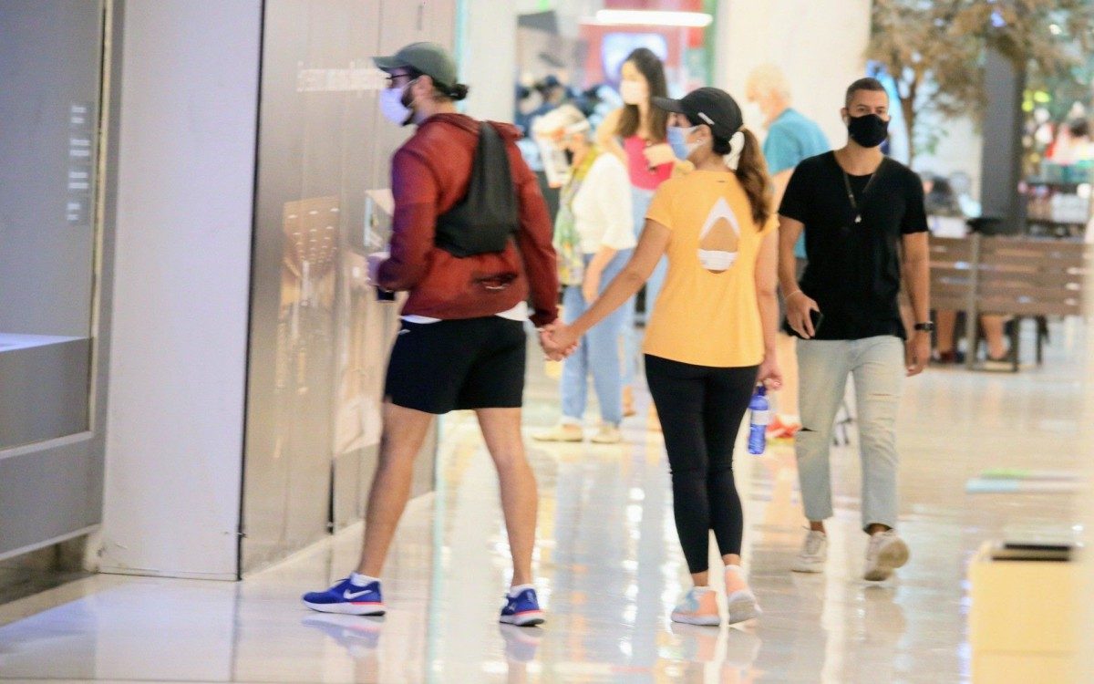 F&aacute;tima Bernardes e T&uacute;lio Gad&ecirc;lha passeiam em shopping do Rio